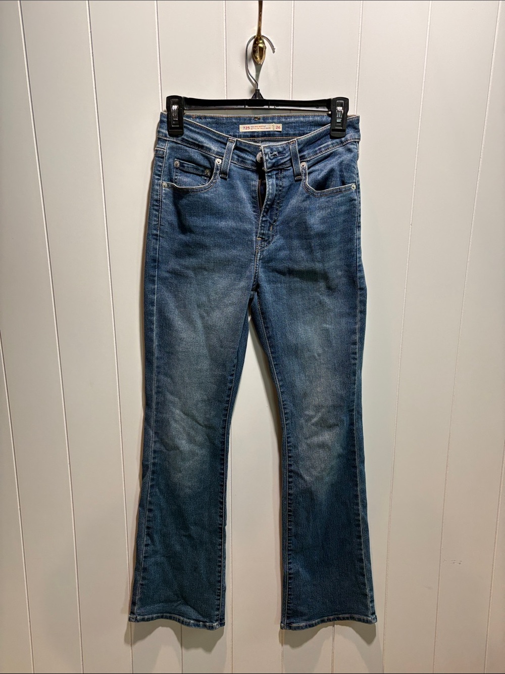 Levi’s 725 high rise bootcut medium wash 26